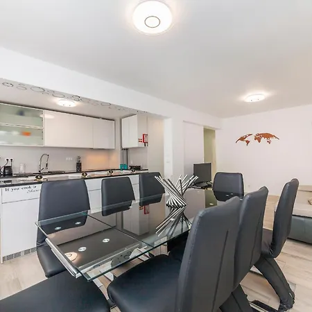 M - Martin & Tomas 3* Lagos