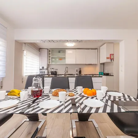 M - Martin & Tomas Guest house Lagos