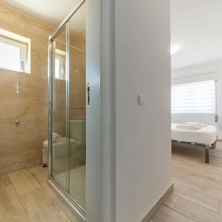 M - Martin & Tomas 3* Lagos